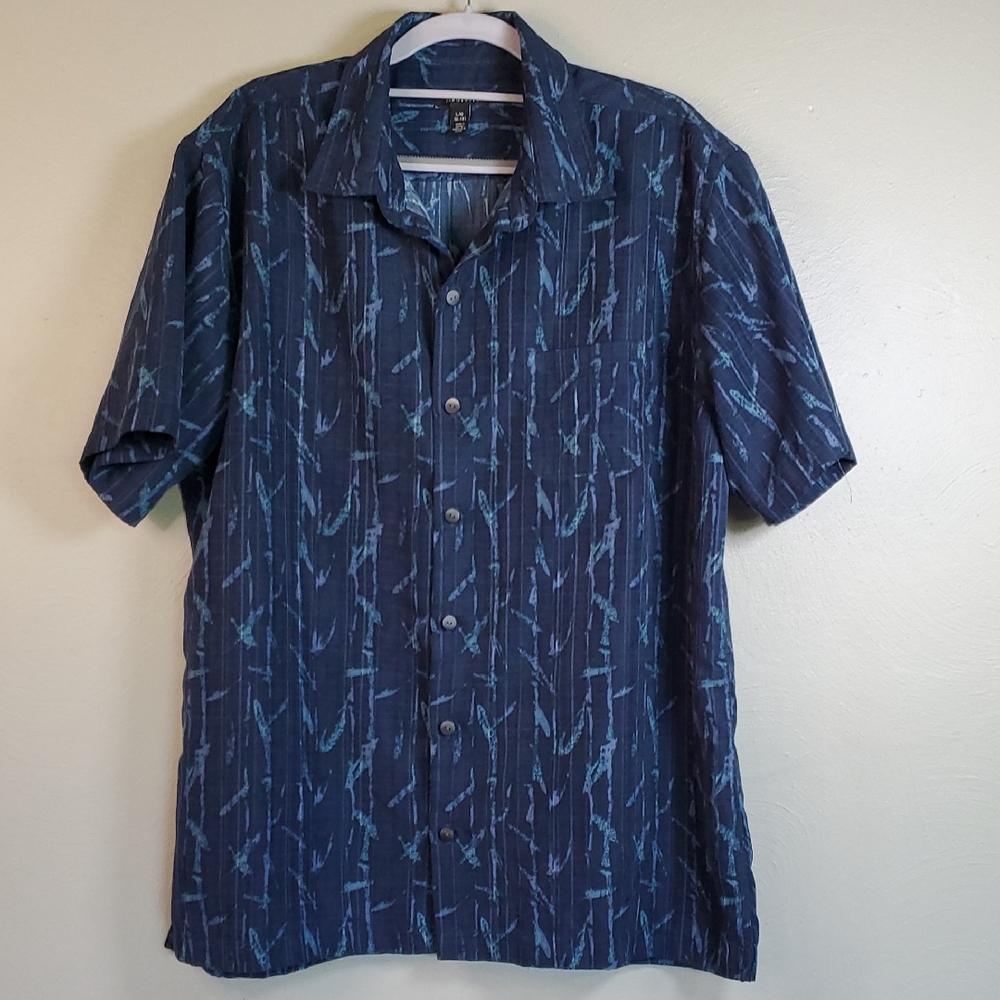 VAN HUESEN Men's Blue Patterned Short Sleeve Shirt. Size Large